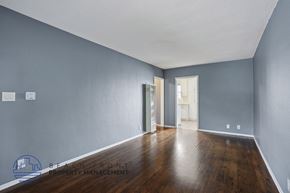 San Pedro apartment for rent - A spacious room with wooden floors and a white ceiling.