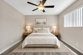Hawthorne apartment for rent - A bedroom with a bed, two lamps, and a ceiling fan.