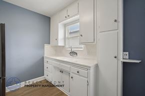San Pedro apartment for rent - A bathroom with a sink, mirror, and cabinets.