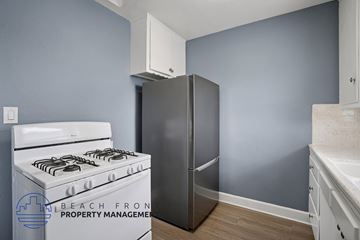 San Pedro apartment for rent - A kitchen with a stove, refrigerator, and cabinets.
