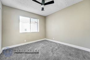 Hawthorne apartment for rent - A room with a ceiling fan and a window.