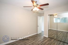 Torrance apartment for rent - a living room with a ceiling fan and a mirror