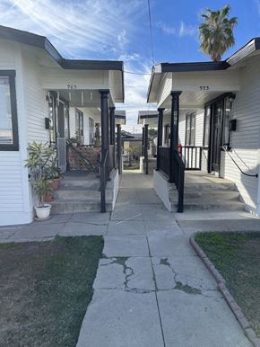 San Pedro apartment for rent - a sidewalk in front of a row of houses