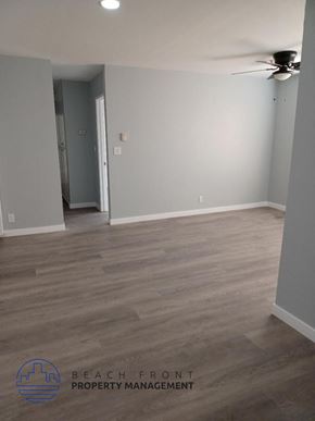 Hawthorne apartment for rent - an empty living room with wood flooring and a ceiling fan