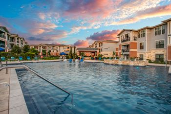 Resort-style pool w/ tanning ledge