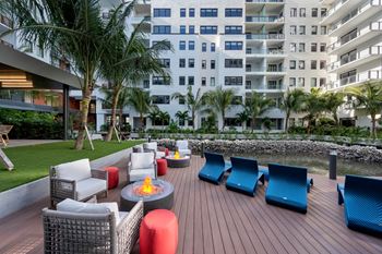Poolside indoor lounge w/ exterior grills