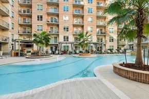Houston apartment for rent - A large swimming pool in front of apartment buildings.