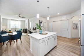 Davenport apartment for rent - A kitchen with a dining table and chairs.