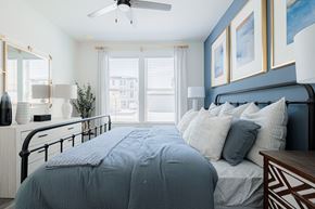 Houston apartment for rent - a bedroom with a bed and a window