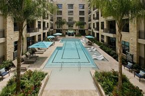 Houston apartment for rent - a large swimming pool in the middle of an apartment building