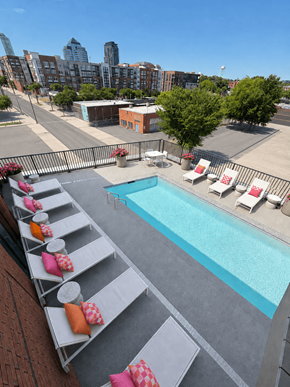 Durham apartment for rent - A pool with sun loungers and a view of the city.
