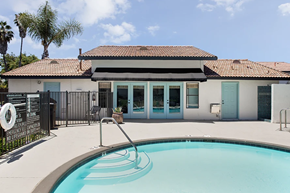 Vista apartment for rent - a swimming pool with a house in the background