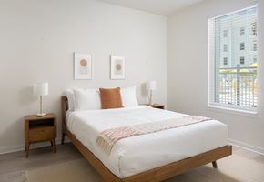 St. Petersburg apartment for rent - A bedroom with a large bed and two lamps.