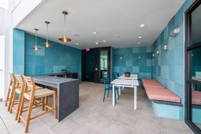 Dallas apartment for rent - a seating area with a table and chairs