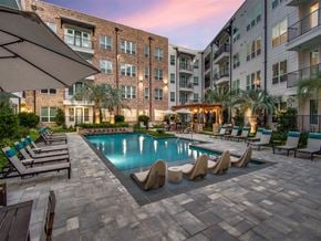 Spring apartment for rent - Pool at Dusk