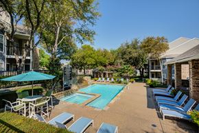 Dallas apartment for rent - the preserve at ballantyne commons pool and patio with chairs and umbrellas