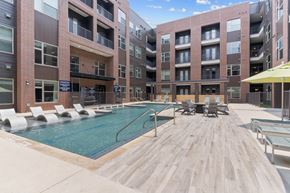 Austin apartment for rent - a swimming pool in the middle of an apartment building