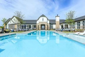 Franklin apartment for rent - A large swimming pool in front of a building with a white facade.