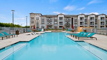 Resort-style pool – sparkling waters, stylish loungers, and a daily vacation vibe.