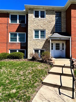 St Paul apartment for rent - a walkway leads to the front door of an apartment building