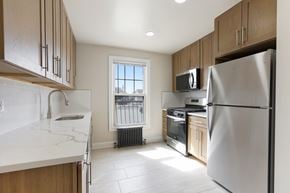 Clifton apartment for rent - A kitchen with a refrigerator, microwave, and oven.