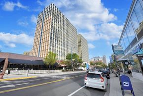 Chicago apartment for rent - Tall building at Lincoln Park Plaza Apartments, Illinois, 60614