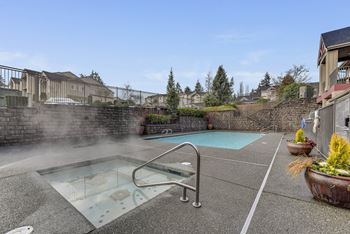 Hot tub with pool 