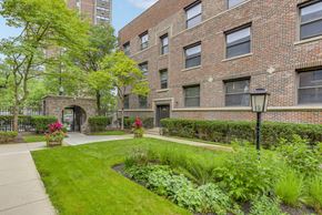 Chicago apartment for rent - Lush Green Lawn at Scotland Yard Apartments, Chicago, IL, 60613