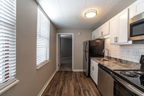 Indianapolis apartment for rent - Kitchen with window and updated appliances and cabinets at The Argyle on Mass Ave, Indiana, 46202