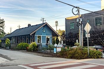 8-Minute walk to vibrant broad ripple village