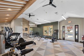 The gym at the landing at pullman apartments in pullman