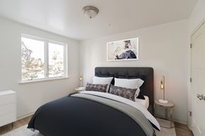Philadelphia apartment for rent - a bedroom with a bed and two windows