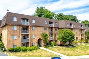 Blackwood apartment for rent - A large apartment complex with a blue car parked in front.