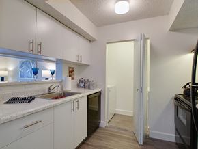 Oakland Park apartment for rent - Kitchen with appliances at Aqua 2800, Oakland Park, FL 33309