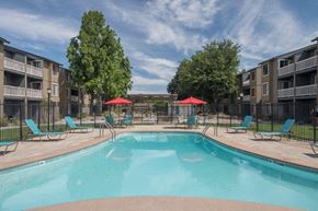 Sparks apartment for rent - Pool with lounge chairs