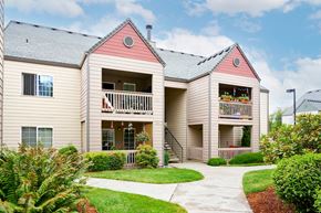 Battle Ground apartment for rent - Outdoor Courtyard at Devonwood and First Place Apartments, Battle Ground, 98604