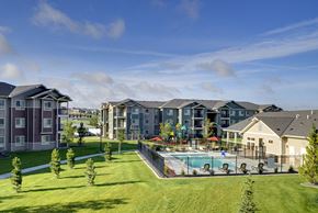 Kennewick apartment for rent - Aerial view of pool area