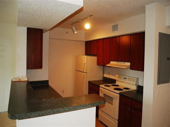Miami apartment for rent - Kitchen with appliances at Alhambra Cove, Florida