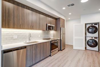 A kitchen or kitchenette at locale dallas victory park