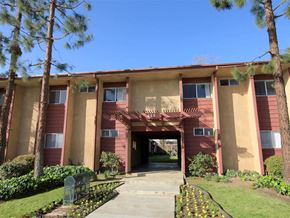 Ramona apartment for rent - Exterior building view with grass 