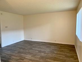 Ramona apartment for rent - Living room with window 