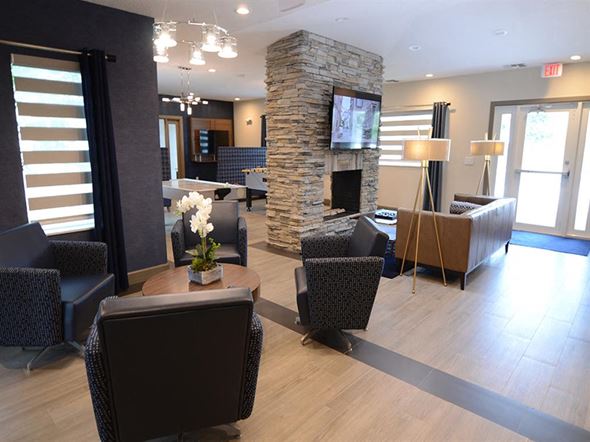 Jacksonville apartment for rent - lounge area with seating and tv at The Edge at Town Center Apartments, Jacksonville, FL