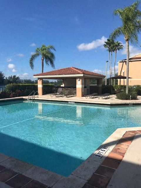 Miami apartment for rent - Pool View at Golden Lakes, Miami, FL 