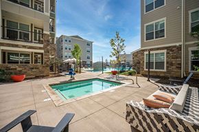Broomfield apartment for rent - Spa area with pool furniture 