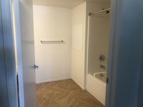 Tujunga apartment for rent - Bathroom with shower /tub