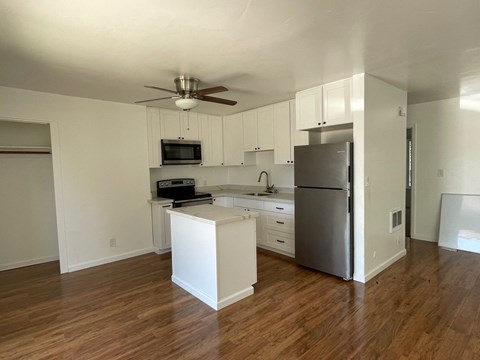 Floor plan for 2 beds, 1 bath, 713 sqft