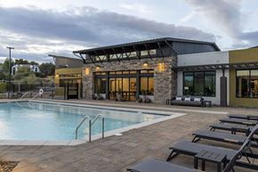 Reno townhouse for rent - Pool with lounge chairs 