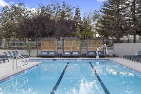Tracy apartment for rent - Pool with lounge chairs