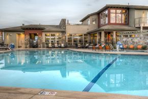 Fairfield apartment for rent - Pool area with sundeck and lounge
