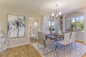 Sparks apartment for rent - dining room table